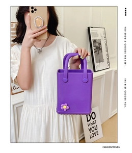 Detailansicht der lila EVA Jelly Bag mit dekorativen 3D Blumenanhängern und schlichtem Griff
