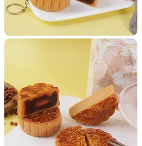 Dettaglio del modello di torta lunare in PVC con ripieno di tuorlo e motivi classici