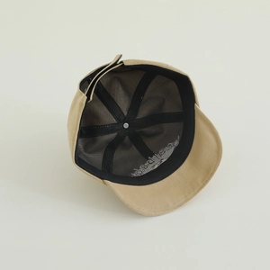 Casquette bébé kaki à bord souple avec doublure noire et broderie blanche sur le revers