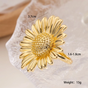 Macro shot of gold sunflower ring showing flower diameter 3.7cm and weight 15g details