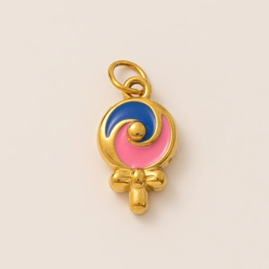 Detail von 18K vergoldetem Lutscher-Anhänger mit Emaille-Farben und Schleifen-Deko