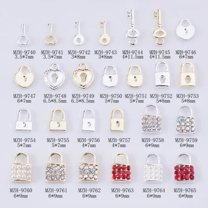 Collection de breloques nail art mini serrures et clés en cœur dorées et argentées
