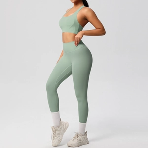 Vista lateral del conjunto de yoga de dos piezas verde salvia con sujetador y leggings