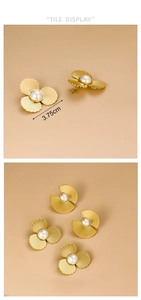 Détail de boucles d'oreilles fleur perle vintage, taille 3,75cm avec texture métal plissé
