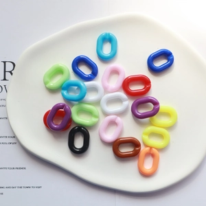 Connecteurs de chaîne à maillons en acrylique colorés pour bijoux DIY sur une assiette