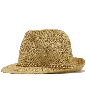 Herren Strohhut mit goldener Kette als Sonnenhut für den Sommer im klassischen Fedora-Stil