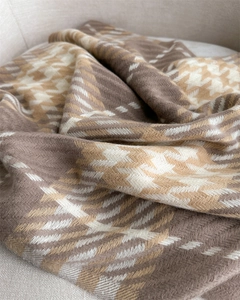 Nahaufnahme des weichen braunen und beige Hahnentrittmusters dieses warmen Winterschals
