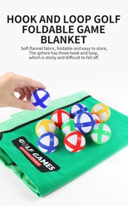 Detail der Golf-Spielmatte aus weichem Flanell und Bälle mit bunten Klettverschlussstreifen