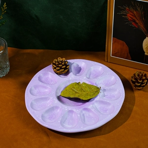Detalle de bandeja para huevos de Pascua en resina lavanda sobre mesa de cuero retro