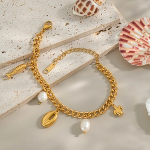 Dettagli della collana in titanio 18K con perle d'acqua dolce e ciondoli marini oro