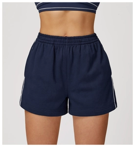 Dettaglio degli shorts sportivi blu navy con elastico in vita e strisce bianche