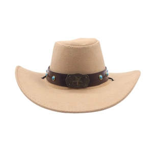 Détail d'un chapeau de cowboy kaki avec bande en cuir, perles turquoise et boucle étoile