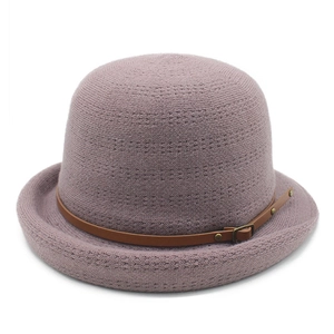 Chapeau cloche en maille mauve pour femme avec ceinture vintage en cuir et boucle