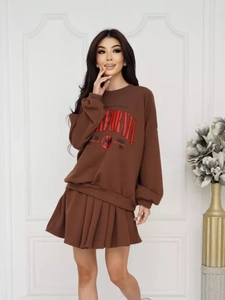 Completo da donna con felpa marrone stampa California e gonna a pieghe abbinata