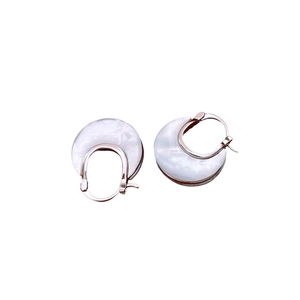 Elegant U-shaped hoop earrings in rose gold finish with white mother of pearl inlay