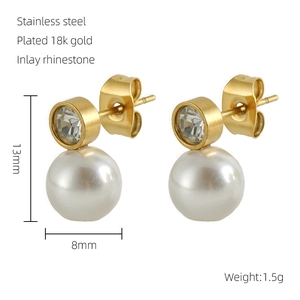 Vue détaillée du clou d'oreille en acier doré 18k avec perle, dimensions et poids