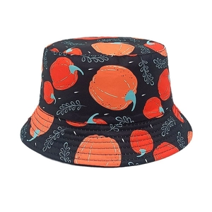 Détail d'un chapeau réversible pour enfants avec imprimés citrouille sur tissu noir