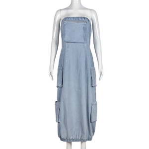 Dettaglio dell'abito a fascia in denim celeste con tasche cargo e chiusure lampo