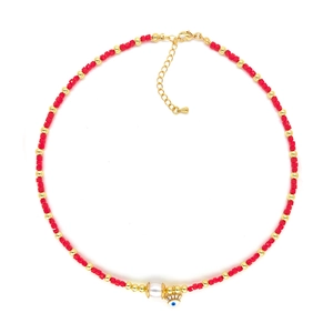 Collier artisanal en perles rouges avec perle d'eau douce et pendentif mauvais œil