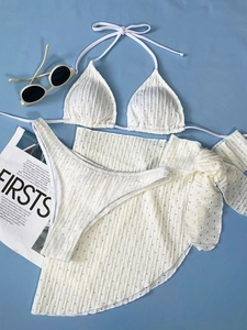 Flachbild eines weißen dreiteiligen Bikinis mit strukturiertem Netzrock und Sonnenbrille