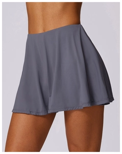 Detail van de donkergrijze tennisrok met hoge taille, gedrapeerde plooien en stretchstof