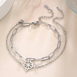 Dettaglio del bracciale a doppio strato in acciaio inossidabile argento con nodo celtico