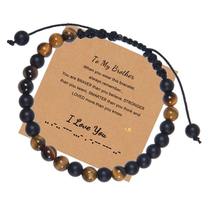 Bracelet code Morse en œil de tigre et pierre mate sur carte cadeau en kraft brun