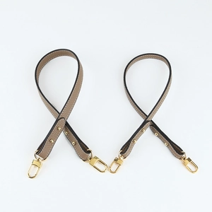Detail of lychee pattern leather shoulder straps with gold-tone metal swivel hooks