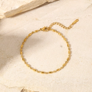 Détail du bracelet en acier inoxydable doré à l'or 18K avec perles et maillons ovales