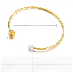 Détail du bracelet en C montrant le diamètre de 63x2mm et les boules serties de strass