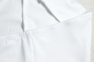 Détail de la couture à double aiguille sur robe blanche trapèze sans manches dos nu