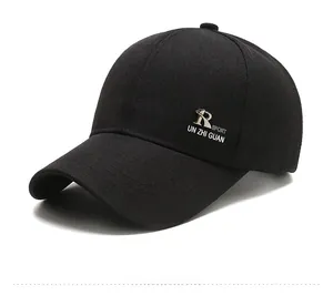 Vue latérale d'une casquette de baseball noire avec logo R argenté et broderie de sport