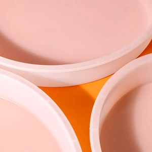 Macrodetail van ronde roze siliconen mal voor DIY harstafels met reliëfmarkeringen