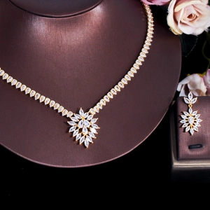 Détail de la parure florale dorée sertie de zircons sur un présentoir de luxe