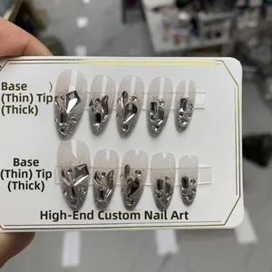 Détails de faux ongles faits main stiletto avec paillettes argentées et strass