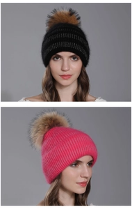 Bonnet en maille côtelée pour hiver avec fil argenté et pompon en fausse fourrure