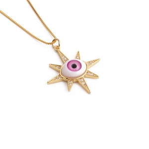 Détail macro du collier doré avec pendentif œil porte-bonheur et iris rose serti