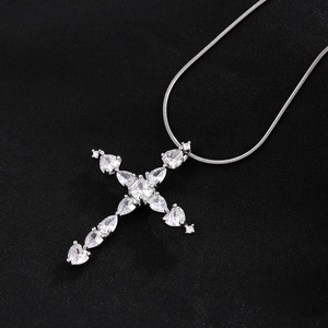 Collier Pendentif Croix en Cuivre Hip Hop pour Femmes Plaqué Argent Cœur avec Strass Incrustés Bijoux de Mode Colliers à Pendentif