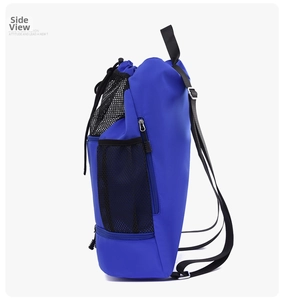 Vista laterale dello zaino blu impermeabile con tasca a rete e dettaglio zip