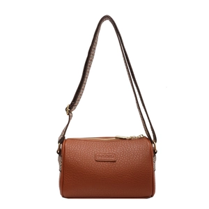 Braune Zylindertasche mit Litschistruktur und geometrisch gewebtem breitem Schultergurt