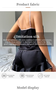 Détail macro du pyjama en soie d'imitation noire montrant le tissage satiné du tissu