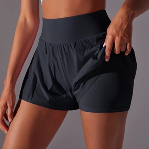 Détail du short de sport en mesh double couche avec taille haute et doublure interne