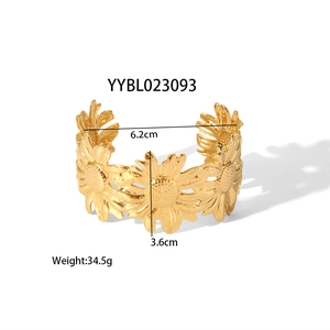 Elegante bracciale aperto in acciaio al titanio dorato con motivo a girasole