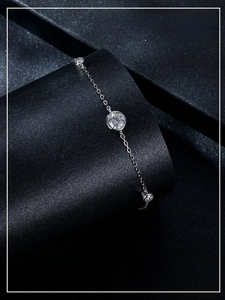 Detailed close-up of three bezel-set moissanite stones on a 925 sterling silver chain