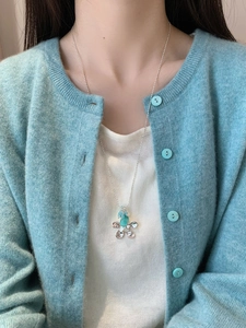 Detailaufnahme des Kristall-Katzenaugen-Blumenanhängers an einer eleganten Silberperlenkette