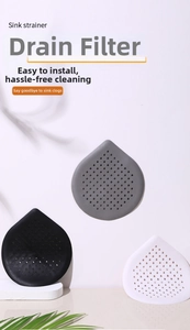 Dettaglio di filtri per lavandino in silicone nero, grigio e bianco con fori filtro