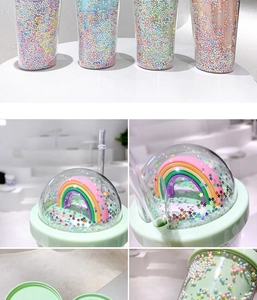 Regenboog beker met rietje en kleurrijke schuimballen met niet-lekvrij detail kenmerk