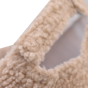 Detaillierte Nahaufnahme der beigen Sherpa-Fleece-Struktur und Nähte der Baseballkappe