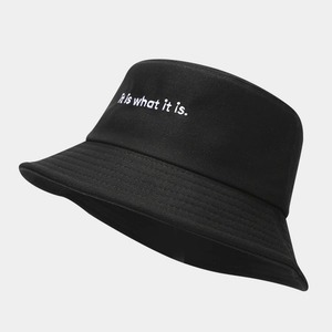 Bob classique en coton noir avec broderie blanche pour une protection solaire stylée en plein air
