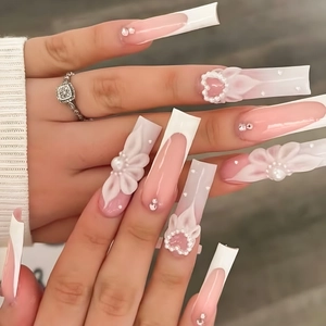 Faux Ongles Coffin French Tip 3D Fleur Künstliche Perle Cœur Strass Élégant Acrylique Ongles Pour Femmes